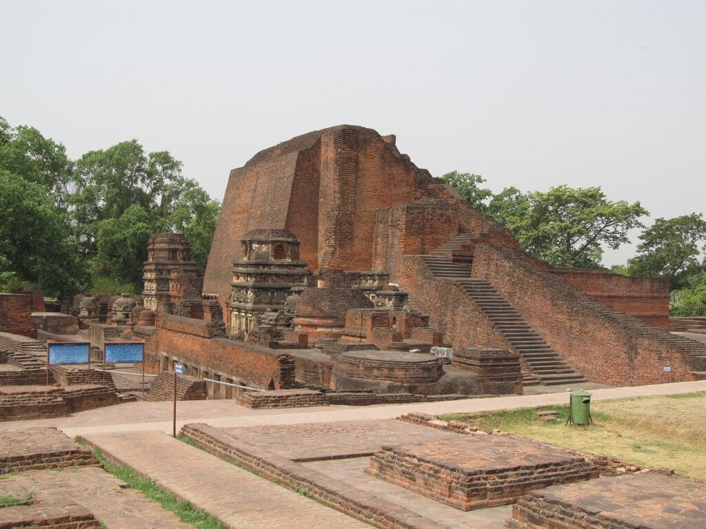 जगप्रसिद्ध Nalanda University चे उत्खननानंतर समोर आलेल्या अवशेषांचे चित्र.