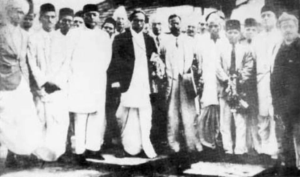 पुणे करारानंतर येरवडा तुरुंगाबाहेरील डॉ. बाबासाहेब आंबेडकर, आर. बी. श्रीनिवासन, जी. ए. गवई आणि सहकारी यांच्यासोबत चे चित्र 